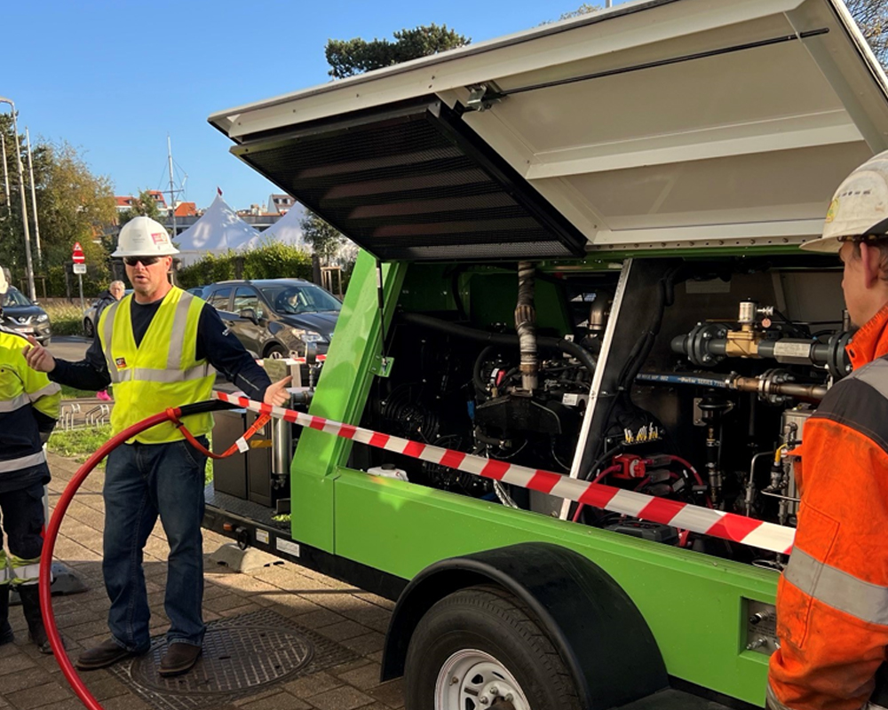 Jeramy Cummings, the Operations Manager at Onboard Dynamics, shown here training OPS technicians to operate the GoVAC® FLEX System.